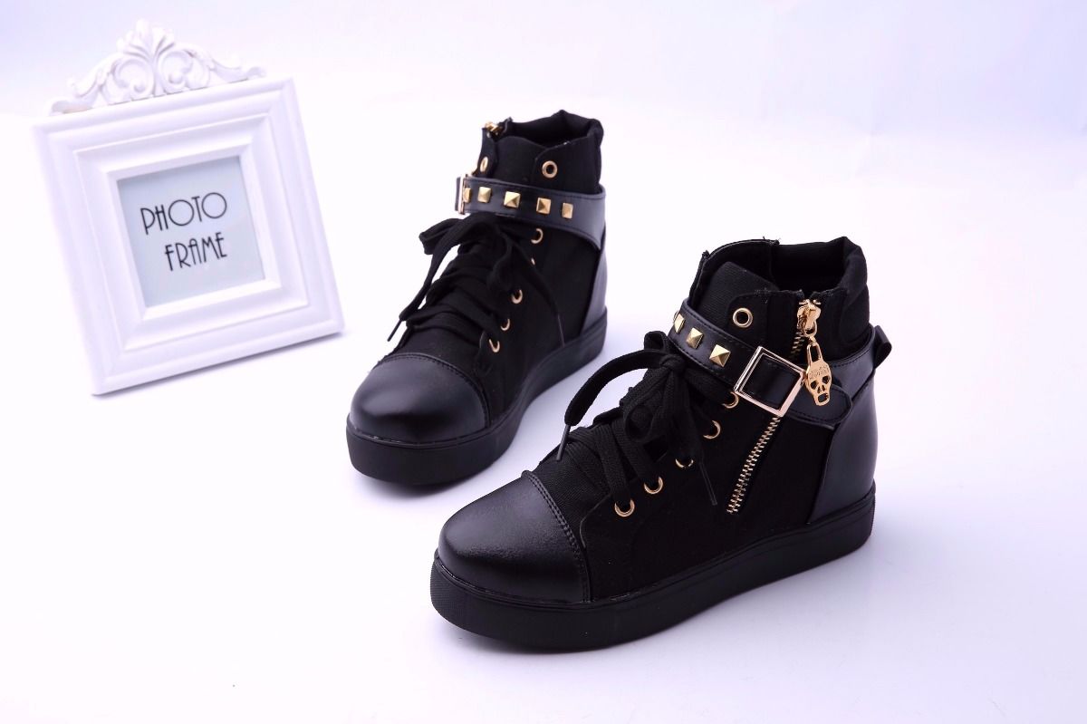 BOTA ROCKERA DE MUJER (blanco/negro)