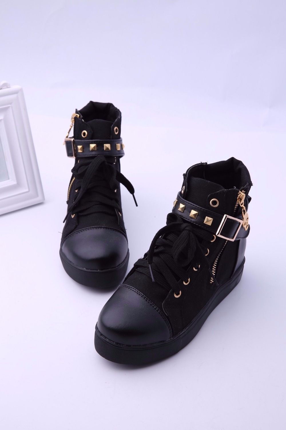 BOTA ROCKERA DE MUJER (blanco/negro)